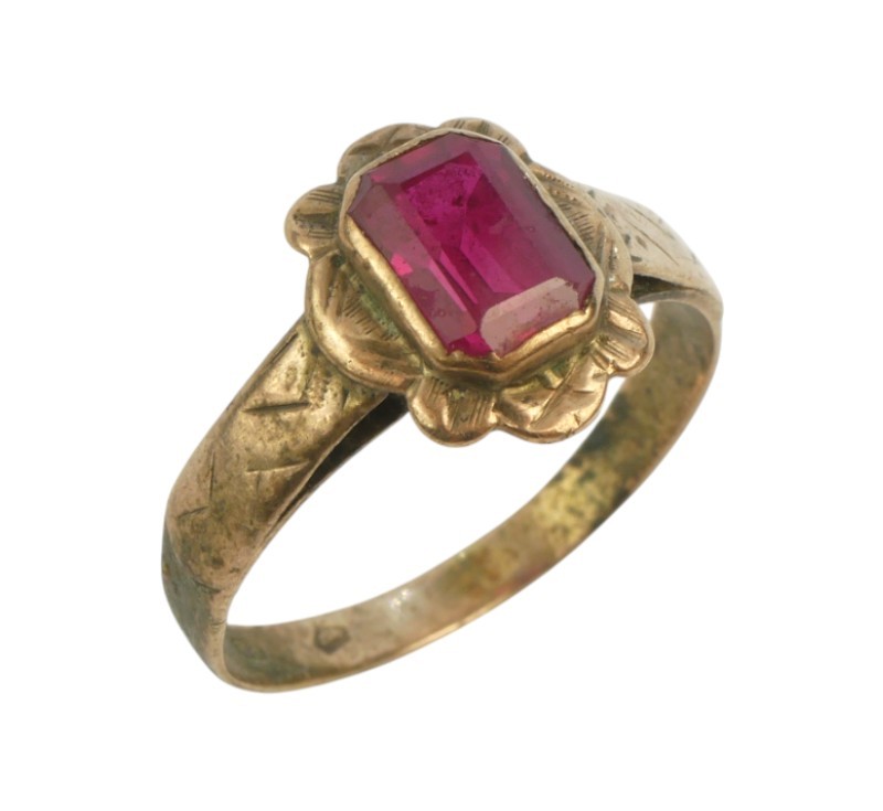 Zlatý prsten s rubínem