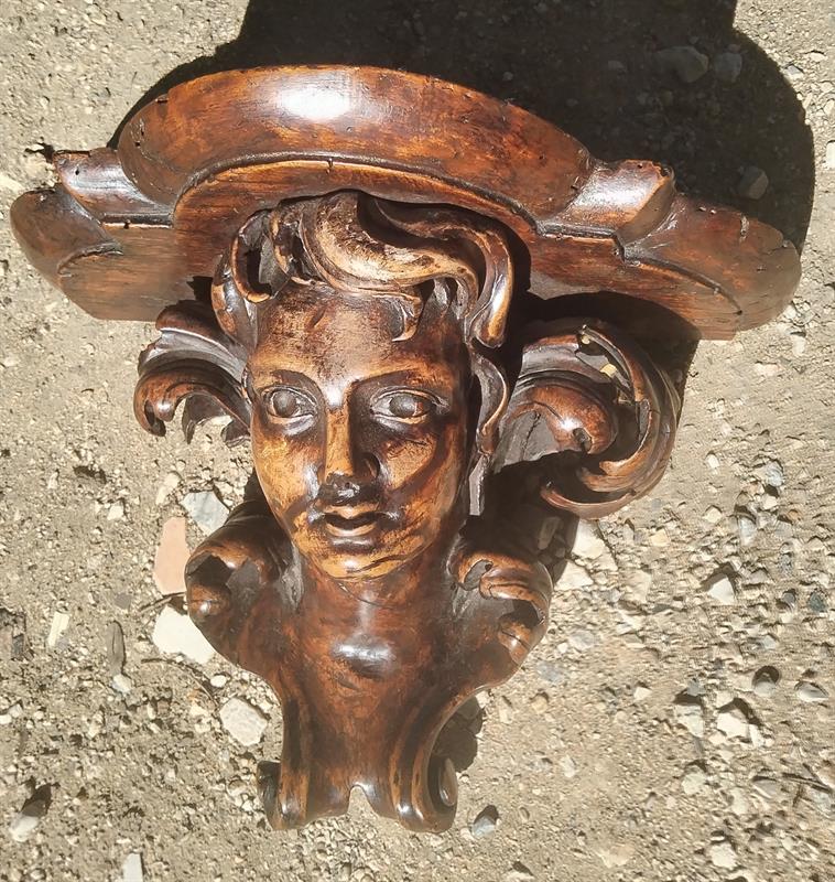 Vyřezáváná konzolka