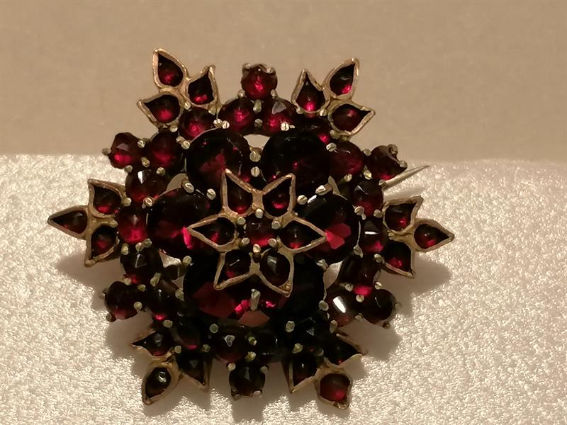 Granátová brož - Sněhová vločka