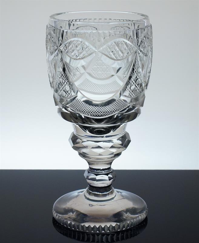 Bohatě brusem dekorovaná číška z období Biedermeieru