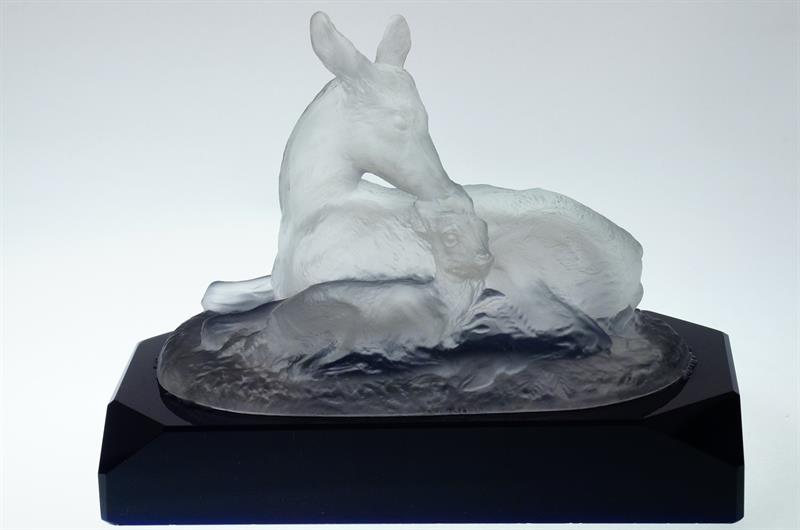 Skleněná soška "SRNA A KOLOUCH" Josef RIEDEL Dolní Polubný