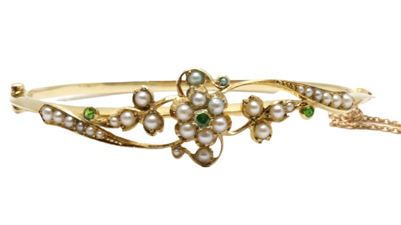 Zlatý náramek s přírodními kameny a perličkami