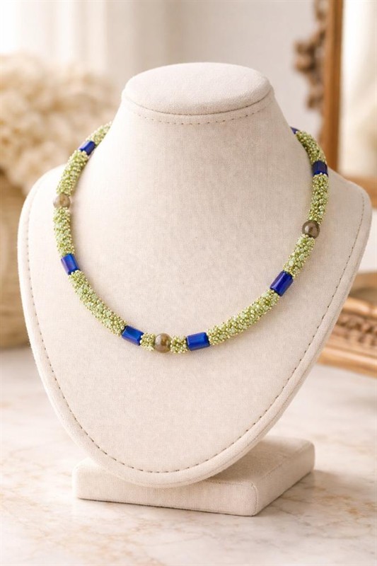 Náhrelník s lápis lazuli a peridoty