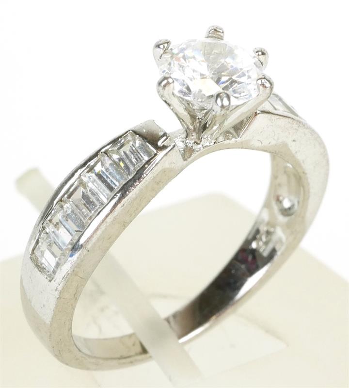 Stříbrný prsten s bílým kamenem briliantového brusu