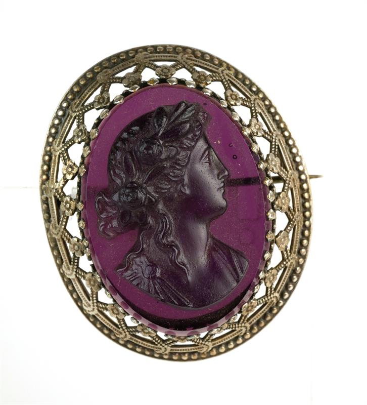 Stříbrná brož s kamejí