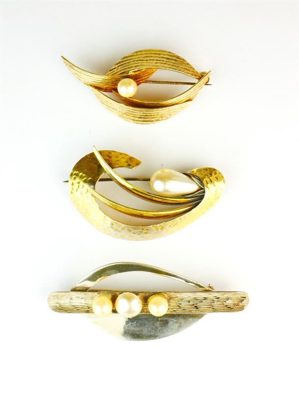Tři stříbrné - pozlacené brože