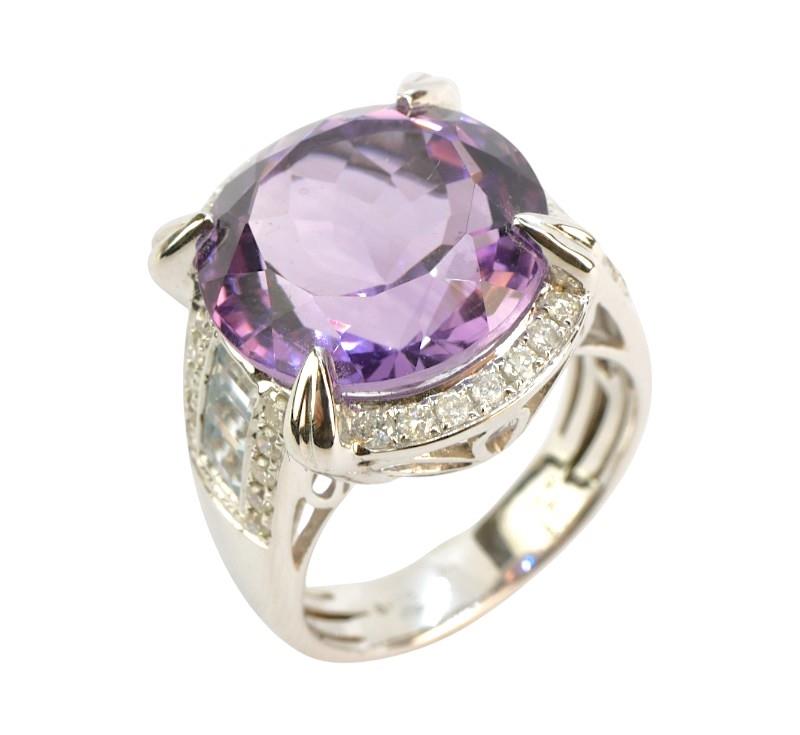 Zlatý prsten s brilianty, topazy a ametystem