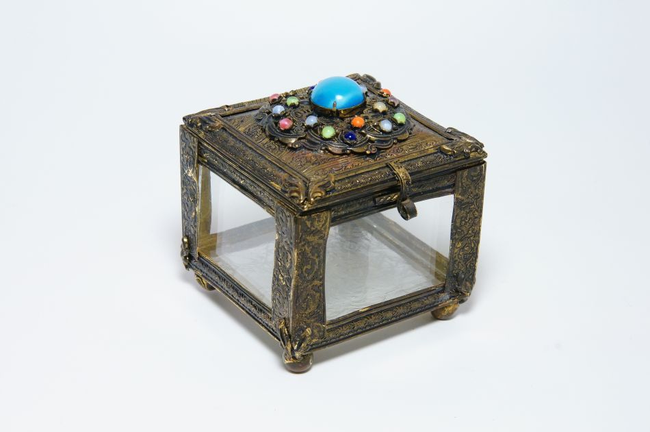 Šperkovnička z mosazi a na víčku rozeta posetá skleněnými kamínky