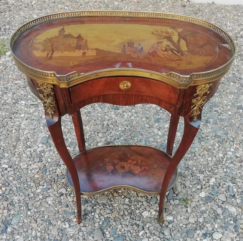 Bohatě intarzovaný stolek