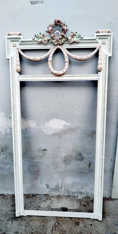 Zrcadlo v klasicistnim stylu