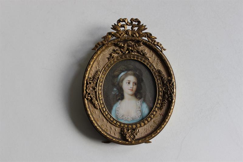 Portrét dámy s modrou stuhou ve vlasech