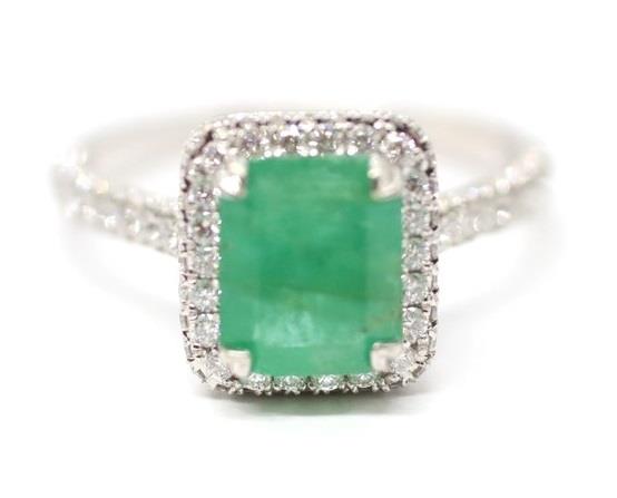 Zlatý prsten s diamanty a smaragdem