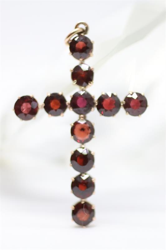 Zlatý přívěsek - křížek s almandiny