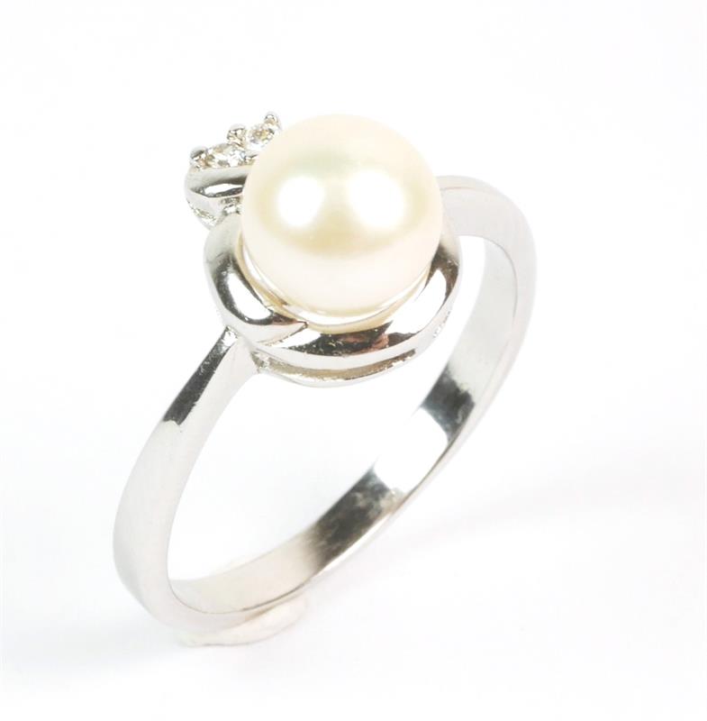 Stříbrný prsten s perlou a zirkony