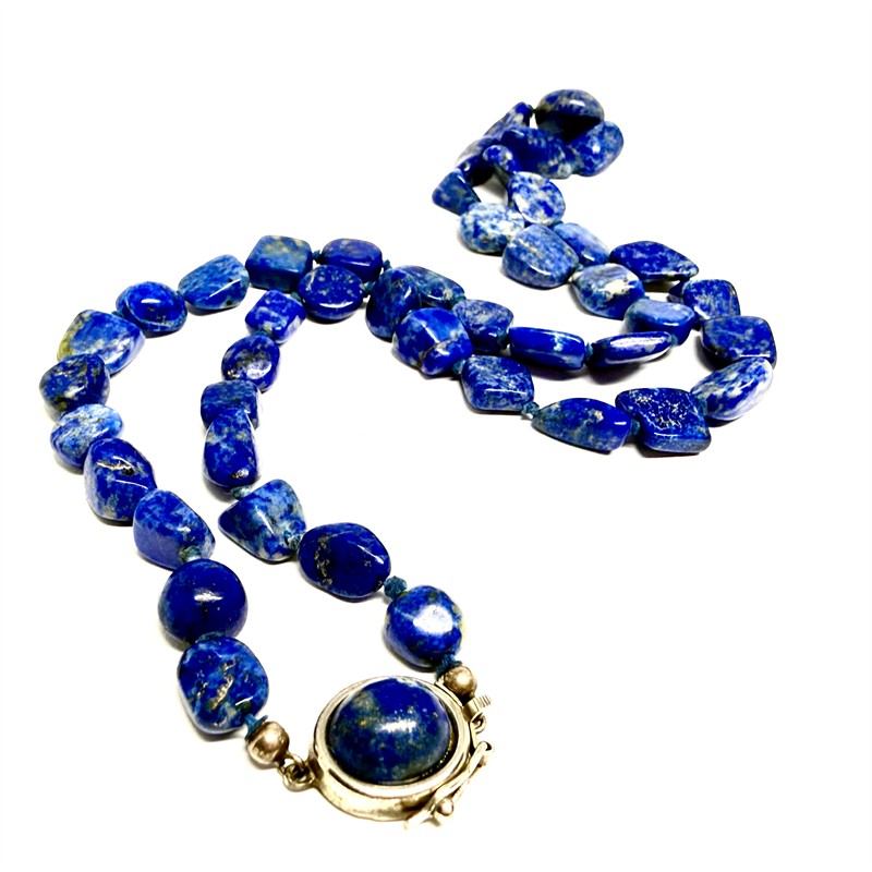 Náhrdelník s lápisy lazuli a elegantním zapínáním
