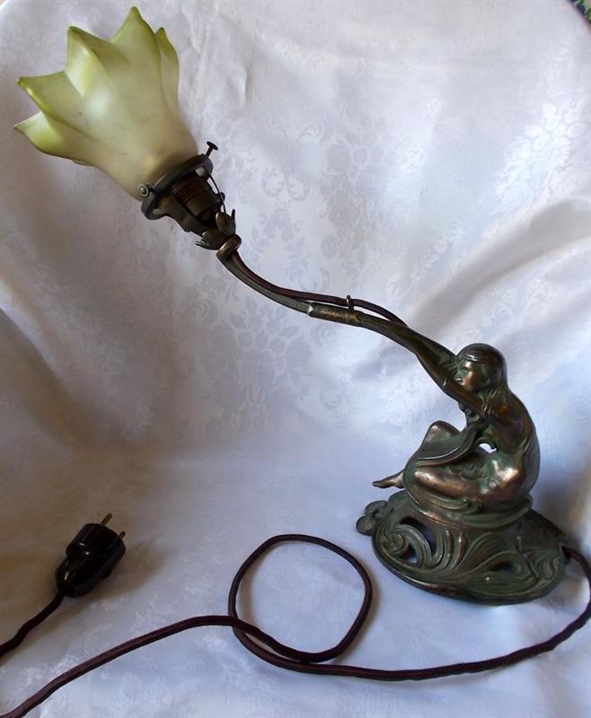 Lampa figurální se zeleným sklem tvaru květu, secese