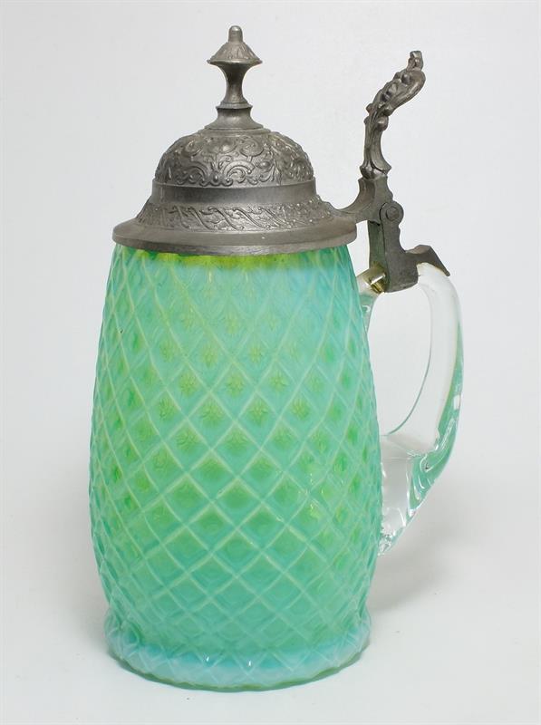 Starý korbel s víkem - opálové sklo s Káro reliéfem