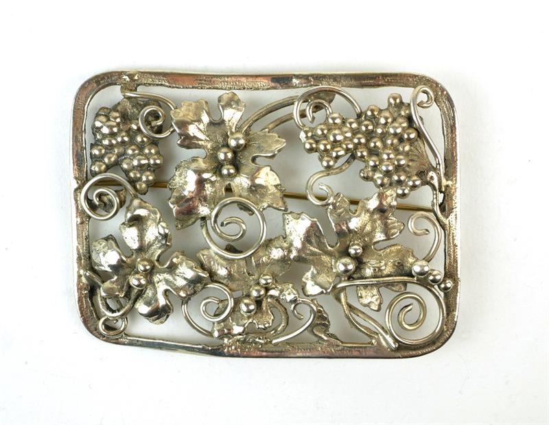 Mohutná stříbrná brož "vinná réva"