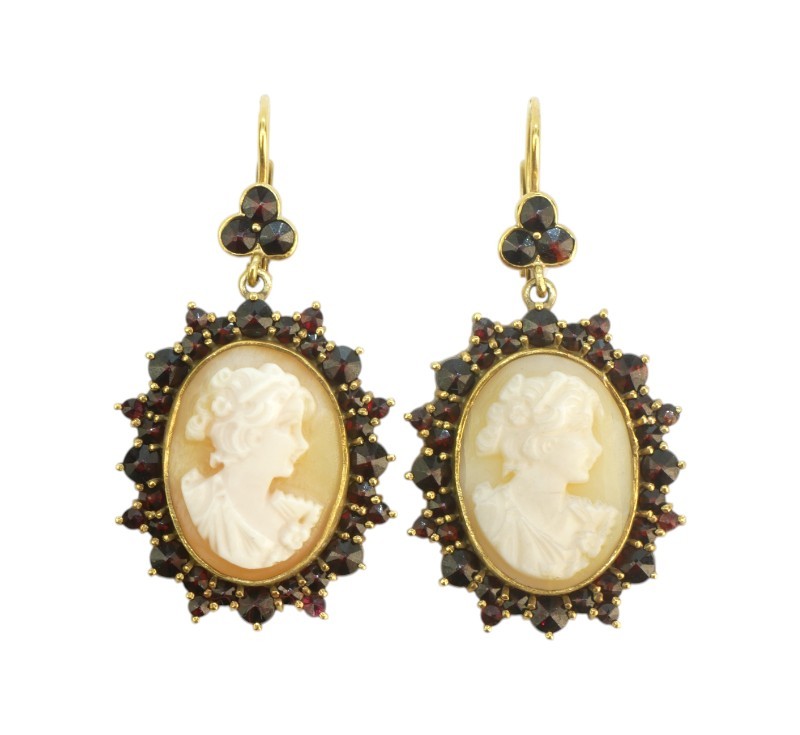 Zlaté náušnice s granáty a kamejemi