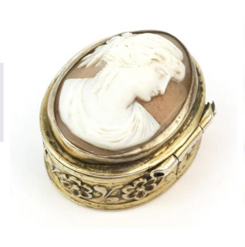 Krásná dóza ze stříbra s kameí