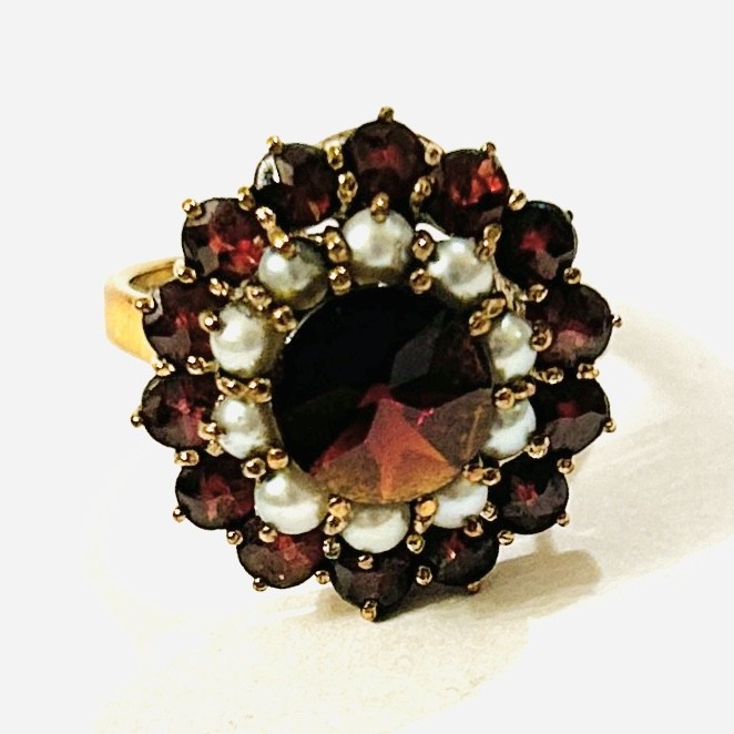 Zlatý prsten s granáty a perlami