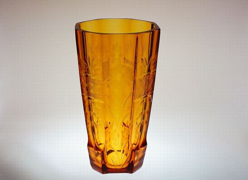 ART-DECO váza z topasového skla s rytinou, J. INWALD