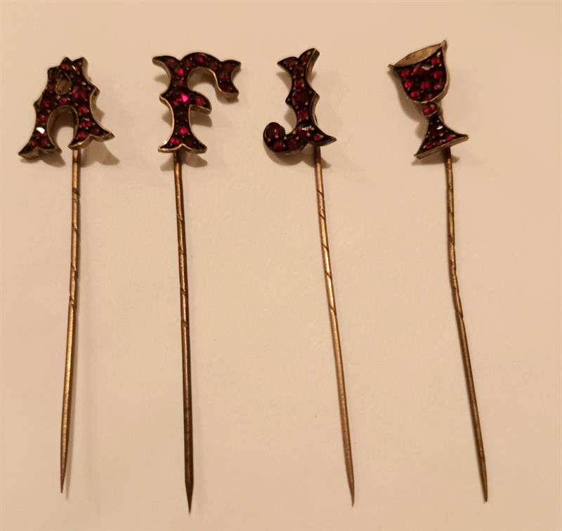 Jehlice s českými granáty.