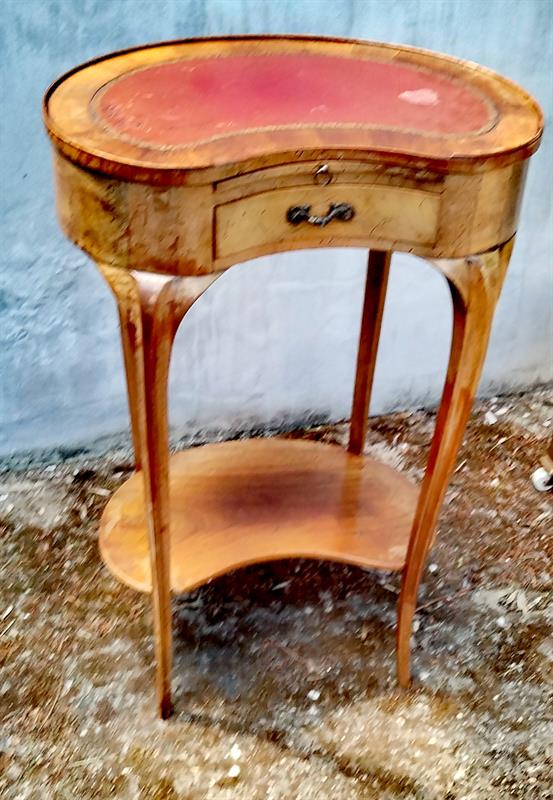 Stolek ve tvaru ledvinky