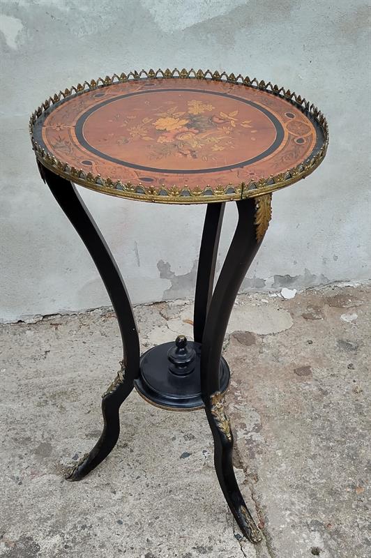 Bohatě intarzovaný stolek