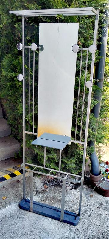 Chromová věšáková stěna