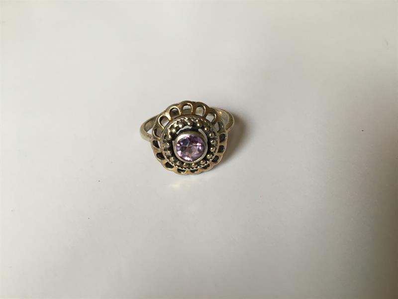 Stříbrný prsten s fialovým kamenem