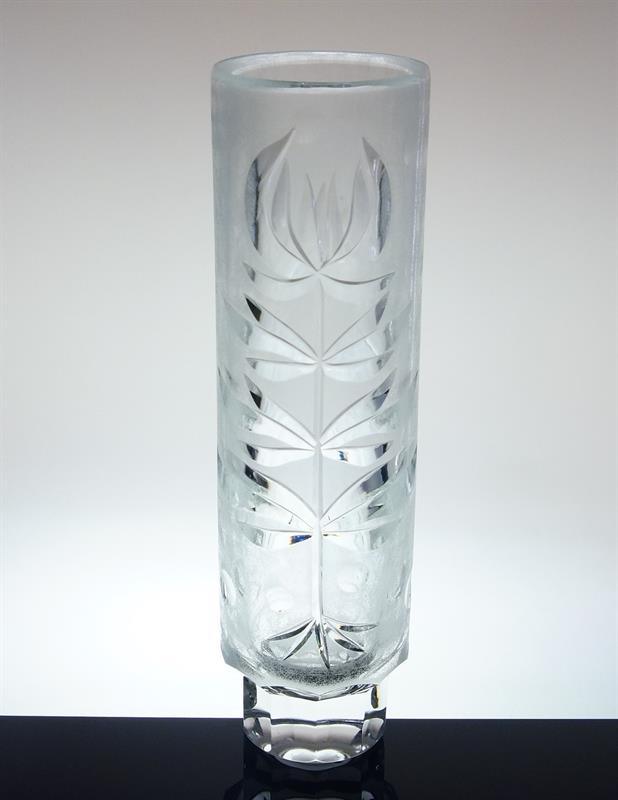 Matovaná váza broušený dekor "KVĚT" sklárny BOHEMIA