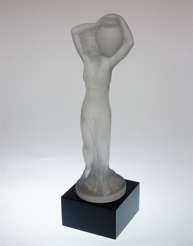 Skleněná soška "Dívka se džbánem" z kolekce skla INGRID