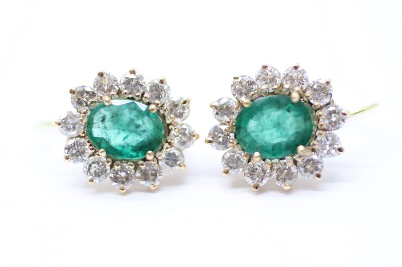 Zlaté náušnice s diamanty a smaragdy