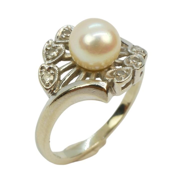 Zlatý prsten zdobený perlou a brilianty