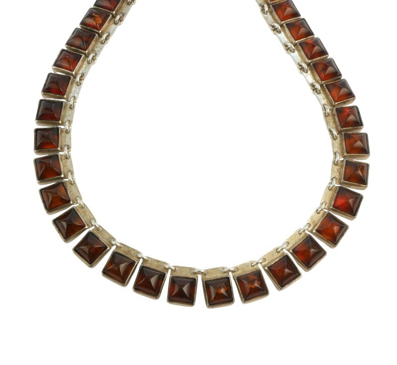 Stříbrný náhrdelník s jantary