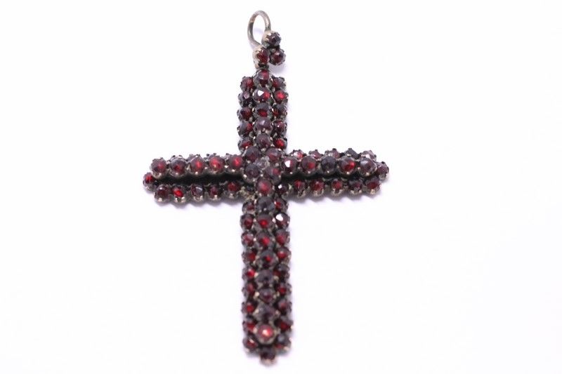Křížek z českých granátů