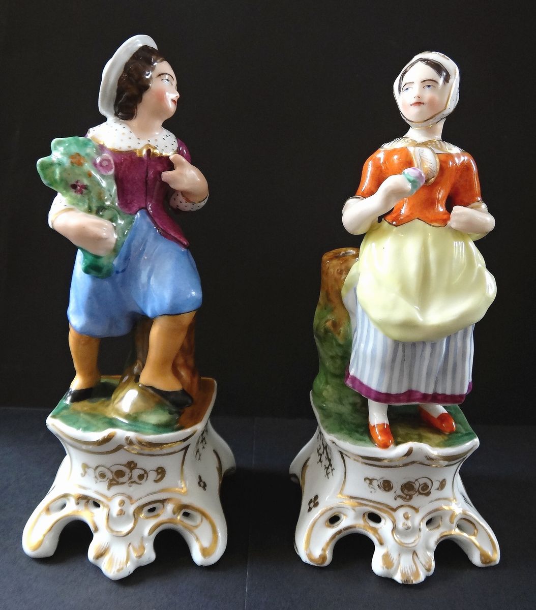 Figurální pár chlapce a dívky na soklu