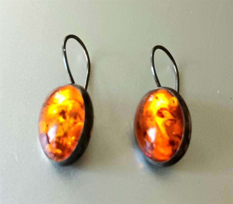 Stříbrné jantarové náušnice.