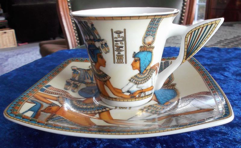 Porcelánový šálek