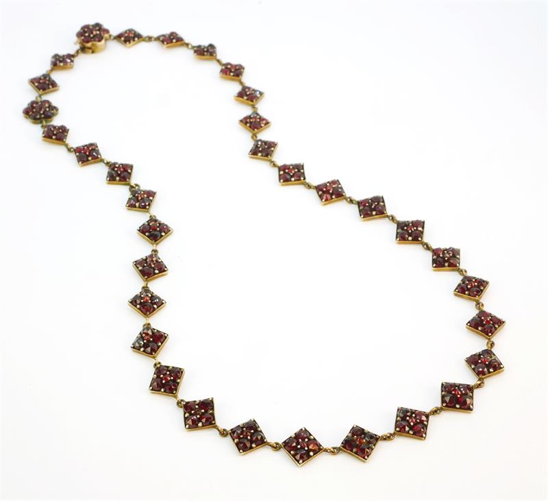 Granátový náhrdelník