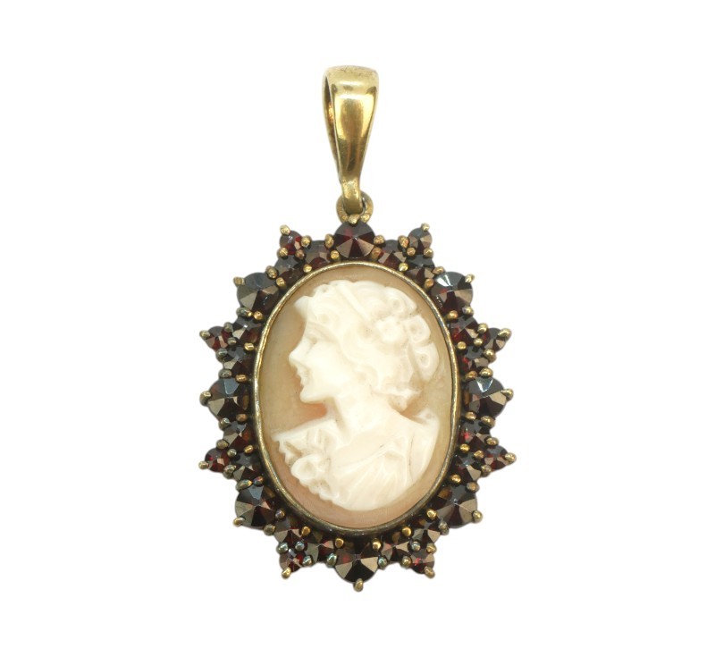 Stříbrný závěs s granáty a kamejí