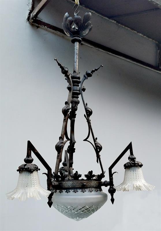 Neogoticky kovaný lustr