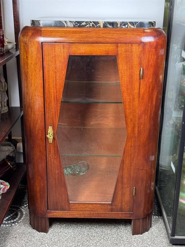 Kubistická skříňka