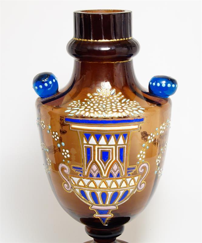 Malovaná váza topasové sklo a modré nálepy z 19. století