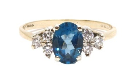 Zlatý prsten s diamanty a topazem