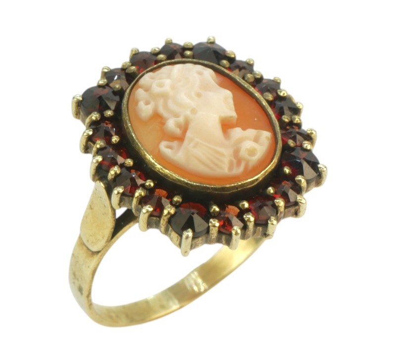 Stříbrný prsten s kamejí a granáty