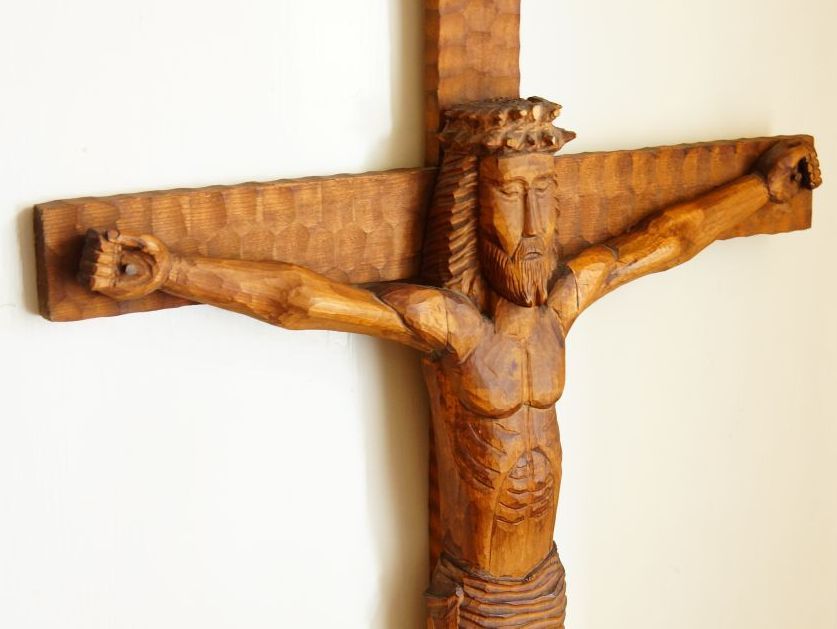 Větší závěsná dřevořezba - Ježíš na kříži