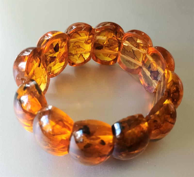 Jantarový náramek.