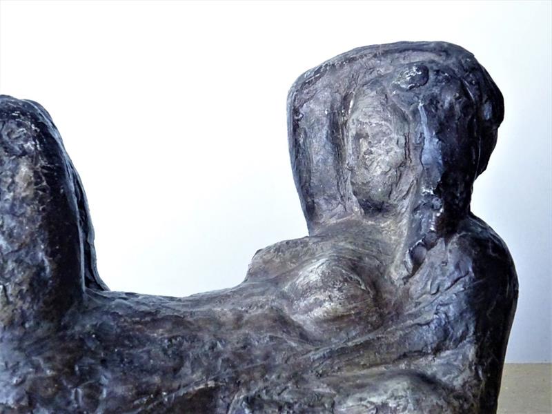 plastika ležící akt - Věra Růžičková-Bejrová